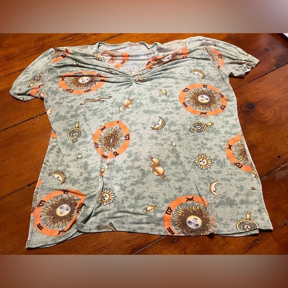 Women’s large/X-Large drapey green lightweight celestial sun moon oversized top - Picture 1 of 4